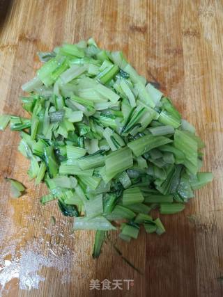 莙荙菜杆炒鸡蛋的做法步骤：1