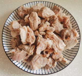 土豆牛腩煲的做法步骤：2