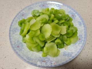 莴笋炒蚕豆的做法步骤：1