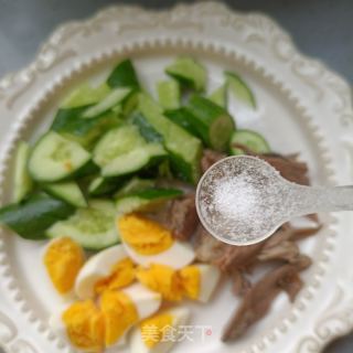 鸡蛋鸽肉拌黄瓜的做法步骤：7