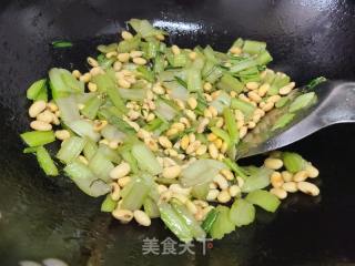 莙荙菜杆炒黄豆的做法步骤：4