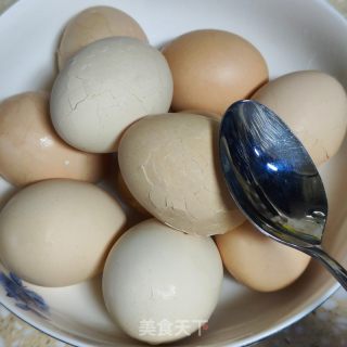 五香茶叶蛋的做法步骤：2