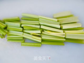 芹菜炒肉的做法步骤：2