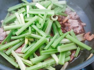 芹菜炒肉的做法步骤：4