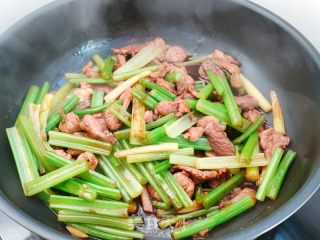 芹菜炒肉的做法步骤：5