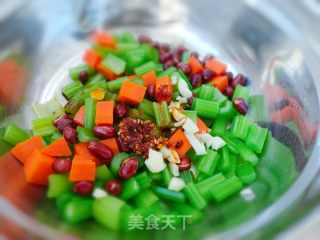 炝拌芹菜花生米的做法步骤：4