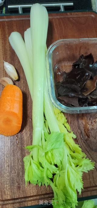 西芹炒黑木耳胡萝卜的做法步骤：1