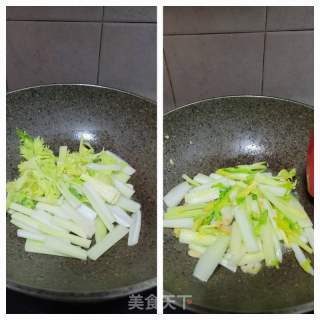 西芹炒黑木耳胡萝卜的做法步骤：8