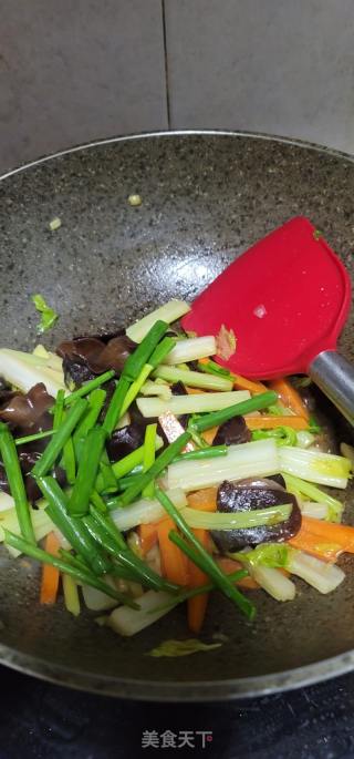 西芹炒黑木耳胡萝卜的做法步骤：10