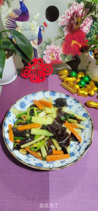 西芹炒黑木耳胡萝卜的做法步骤：12