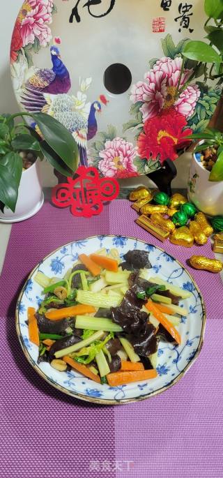 西芹炒黑木耳胡萝卜的做法步骤：13