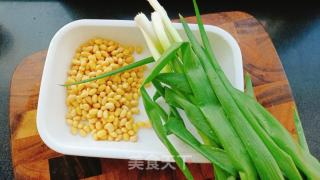 小葱炒黄豆的做法步骤：1