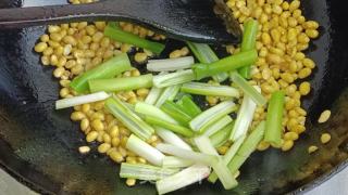 小葱炒黄豆的做法步骤：6