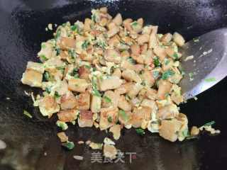 香葱鸡蛋炒红薯面馒头的做法步骤：4