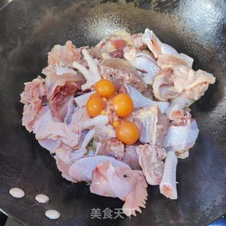 艾草焖鸡的做法步骤：6