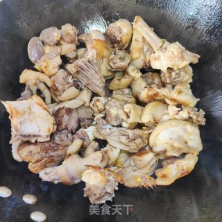 艾草焖鸡的做法步骤：7
