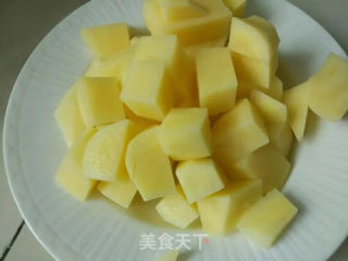 孜然土豆香肠的做法步骤：1