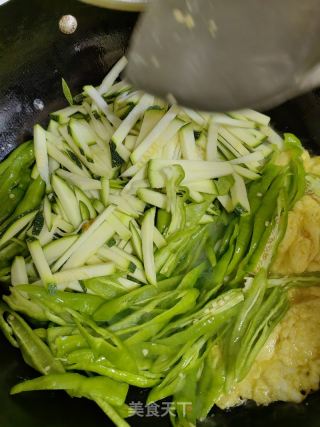 鸡蛋青椒炒嫩南瓜的做法步骤：8