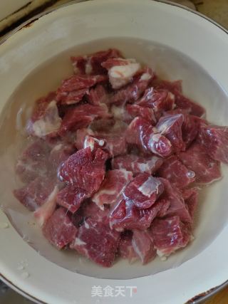 土豆烧牛肉的做法步骤：1