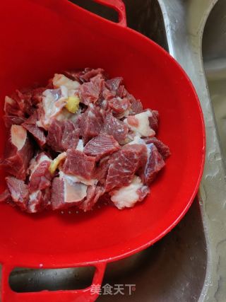土豆烧牛肉的做法步骤：2