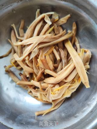 胡萝卜黄花菜炒腐竹的做法步骤：1