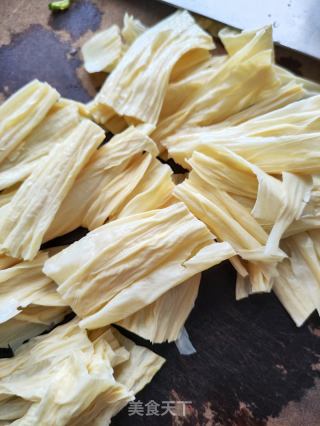 胡萝卜黄花菜炒腐竹的做法步骤：3