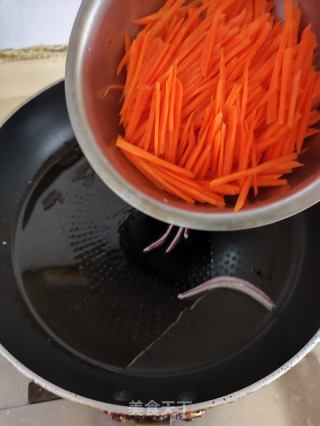 胡萝卜黄花菜炒腐竹的做法步骤：5