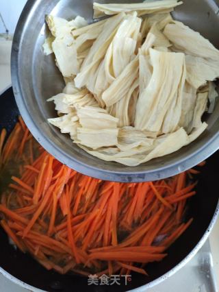 胡萝卜黄花菜炒腐竹的做法步骤：6