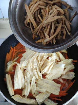 胡萝卜黄花菜炒腐竹的做法步骤：7