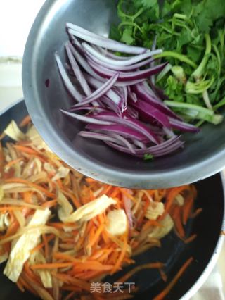胡萝卜黄花菜炒腐竹的做法步骤：8