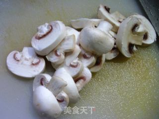 蘑菇炒面筋的做法步骤：2