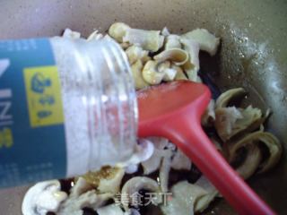 蘑菇炒面筋的做法步骤：8