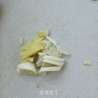 绿豆芽炖鲫鱼的做法步骤：1