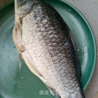 绿豆芽炖鲫鱼的做法步骤：2