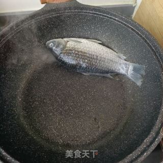 绿豆芽炖鲫鱼的做法步骤：3