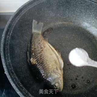 绿豆芽炖鲫鱼的做法步骤：7