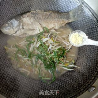 绿豆芽炖鲫鱼的做法步骤：15
