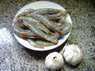 蒜蓉鲜虾尾的做法步骤：1