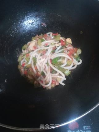 芹菜羊肉炒米粉的做法步骤：11