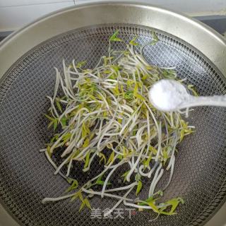 韭菜鸡蛋炒豆芽的做法步骤：11
