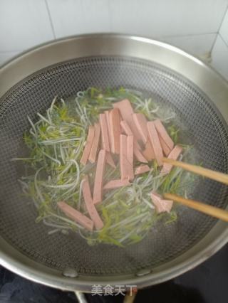 午餐肉拌绿豆芽的做法步骤：6