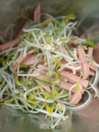 午餐肉拌绿豆芽的做法步骤：9