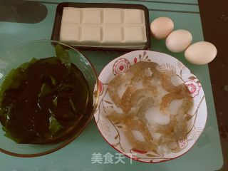 虾仁裙带丝瓜汤的做法步骤：1