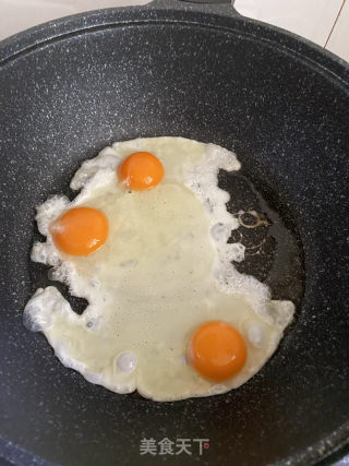 虾仁裙带丝瓜汤的做法步骤：2