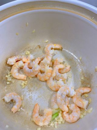虾仁裙带丝瓜汤的做法步骤：3
