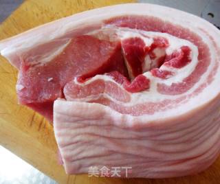 传统扣肉的做法步骤：1