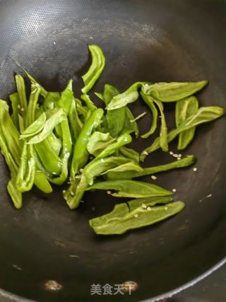 青椒炒牛肉的做法步骤：3