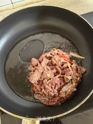 青椒炒牛肉的做法步骤：8