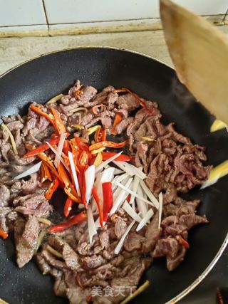 青椒炒牛肉的做法步骤：10