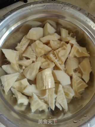 笋子烧土鸡的做法步骤：1